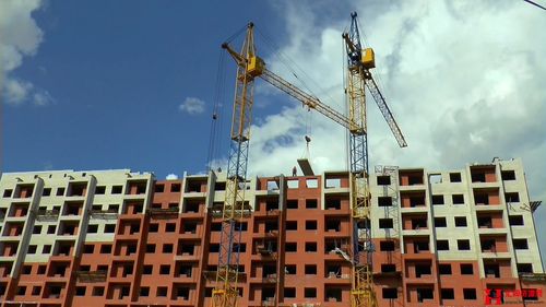 城市建筑楼房起重机吊起材料建筑工地施工房地产高清视频实拍素材
